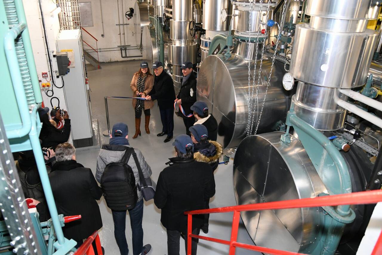 Le 13 décembre dernier, Jacques Kossowski, maire de Courbevoie, Stéphanie Soares, conseillère municipale déléguée à la transition énergétique, et Benoît Guiblin, directeur de Dalkia Île-de-France, ont inauguré les pompes à chaleur du réseau de chauffage urbain Seinergie. Un dispositif économique et performant qui dessert près de 40 000 Courbevoisiens.