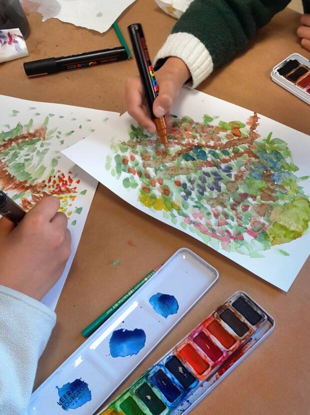 Photo d'enfants qui font de la peinture