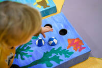 Photo d'un enfant jouant à un jeu de crèche