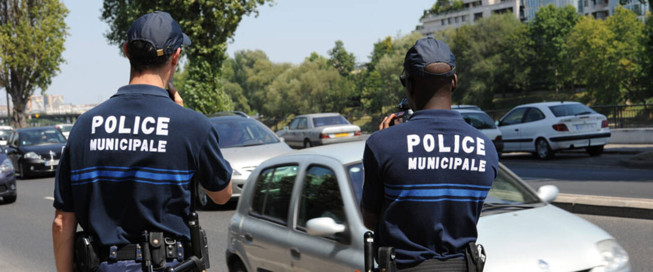 Photo de la de deux agents de la police municipale de Courbevoie vue de dos
