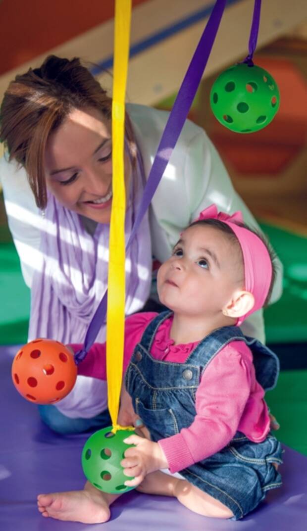 Photo atelier art de jouer au Faubourg, une femme qui joue avec une enfant