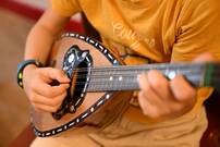 Photo d'une personne jouant du oud