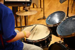 Photo d'une personne jouant de la batterie