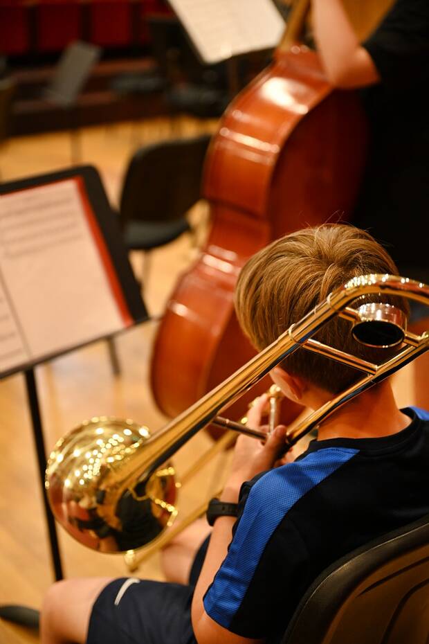 Photo d'un enfant jouant du trombone
