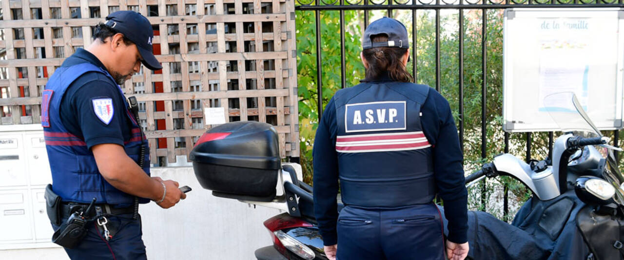 Photo de l'asvp qui verbalise une moto à Courbevoie