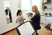 Photo d'un professeur et élève jouant de la flute traversière