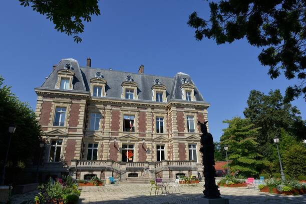 Photo de la façade de la Bibliothèque principale à Courbevoie
